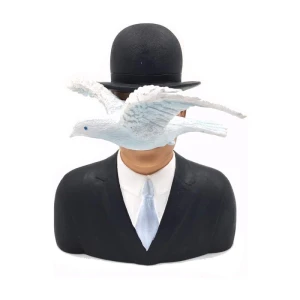 مجسمه مردی با کلاه اثر رنه ماگریت مدل The Man with the Bowler hat (برند پاراستون)