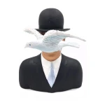 مجسمه مردی با کلاه اثر رنه ماگریت مدل The Man with the Bowler hat (برند پاراستون) -۳.jpg