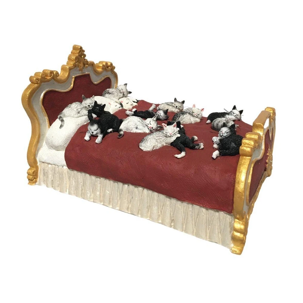 مجسمه گربه ها روی تخت Cats On A Bed (برند پاراستون)-۳.jpg