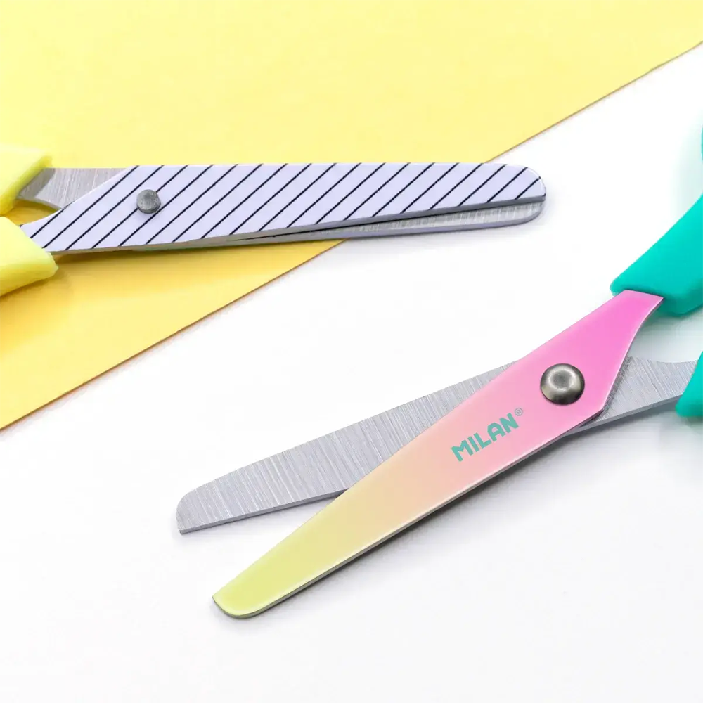 قیچی مهد کودک فیروزه ‌ای (برند میلان)-۳.png